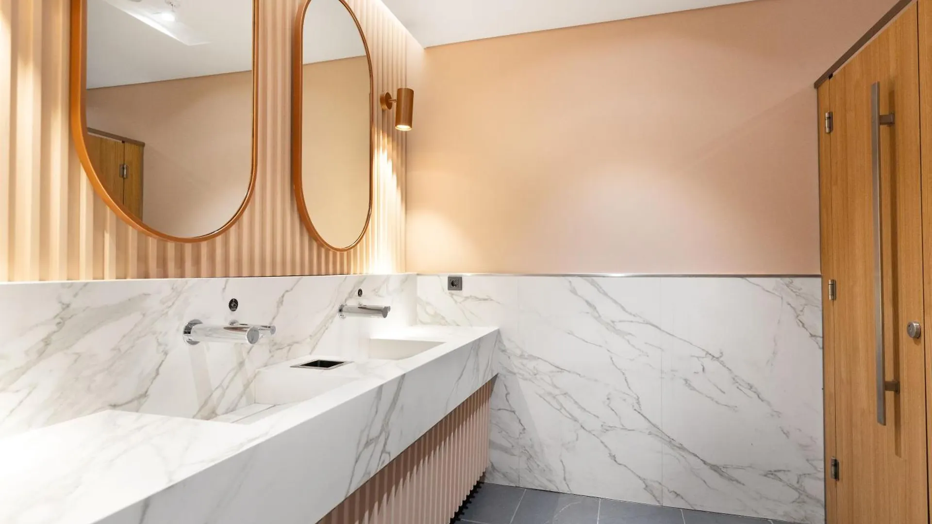 Hotel Yotelair Istanbul Airport, Duty Free - International Transit Area